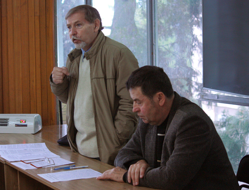  IMG_4922.JPG - Общественники Валерий Сучков и Юрий Марьян на Гражданском форуме в Сочи, 26 февраля, 2011 г. Фото "Кавказского узла".