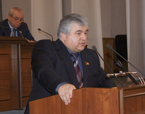 Выступление депутата, лидера фракции коммунистов Казбека Тайсаева, на заседании парламента Северной Осетии 24 февраля 2011 г. Фото "Кавказского узла".