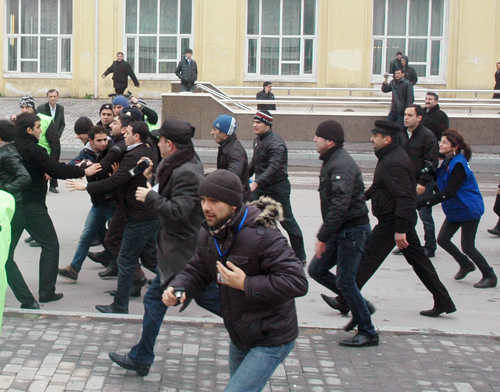 Участники молодежной акции "Великий народный день" на площади перед станцией метро "28 мая" в Баку. 11 марта 2011 г. Фото "Кавказского узла".