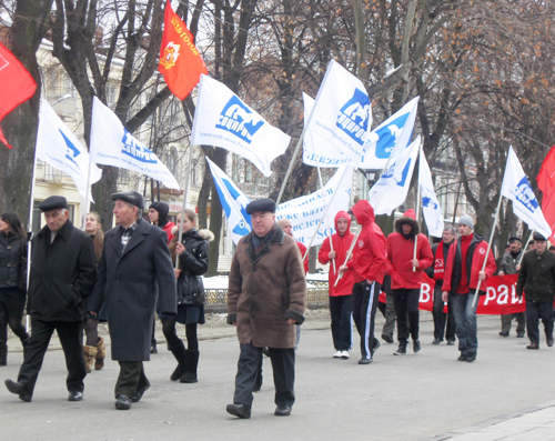 Участники митинга коммунистов и профсоюзов шествуют по проспекту Мира к площади Ленина. Северная Осетия, Владикавказ, 12 марта 2011 г. Фото "Кавказского узла".