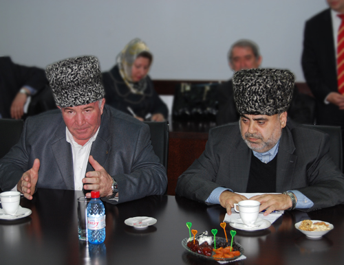 Слева - Председатель координационного управления мусульман Северного Кавказа Исмаил Хаджи Бердиев, справа - председатель управления мусульман Кавказа шейх-уль-ислам Аллахшукюр Паша-заде на встрече руководства Северной Осетии с лидерами мусульманских общин Кавказа. Владикавказ, 17 марта 2011 г. Фото: Владимир Иванов для "Кавказского узла".