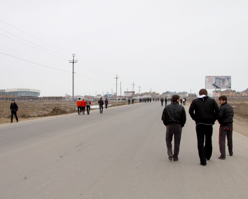 Болельшики идут к спорткомплексу имени Али Алиева пешком. Дагестан, Махачкала, 19 марта 2011 г. Фото "Кавказского узла"