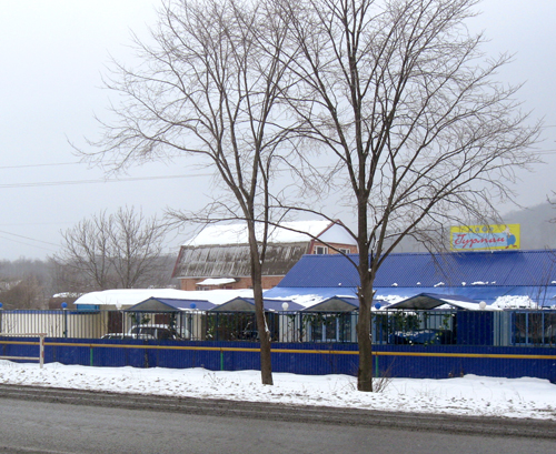 Северная Осетия южная окраина Владикавказа. Кафе построено в недопустимой близости от федеральной трассы "Кавказ, отсутствует обустроенный въезд и внешний вид не отвечает архитектурным требованиям. 9 марта 2011 г. Фото "Кавказского узла".