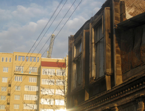 Астрахань. Сгоревший дом рядом с новостройкой. 16 марта 2011 г. Фото "Кавказского узла"