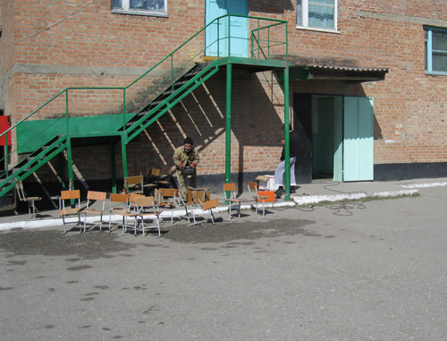 Во дворе школы №16. Микрорайон Андийский поселок, г. Хасавюрт. 8 апреля 2011 г. Фото "Кавказского узла"