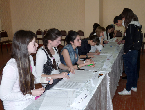 Школьный референдум в гимназии №17 г. Черкесска, 20 апреля 2011 г. Фото "Кавказского узла"