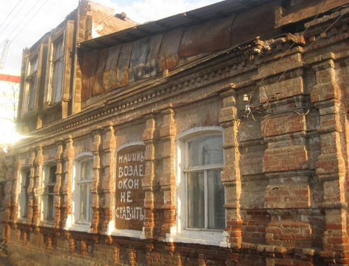 Дом, частично восстановленный жильцами после пожара. Астрахань, 17 марта 2011 г. Фото "Кавказского узла"