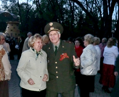 Танцплощадка для ветеранов. Краснодар, 9 мая 2011 г. Фото "Кавказского узла"