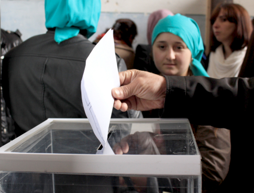 Во время тайного голосования в монастыре Симона Кананита, Абхазия, г. Анакопия-Новый Афон, 15 мая 2011 г. Фото "Кавказского узла"