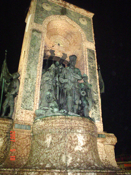 Памятник на "Таксиме".