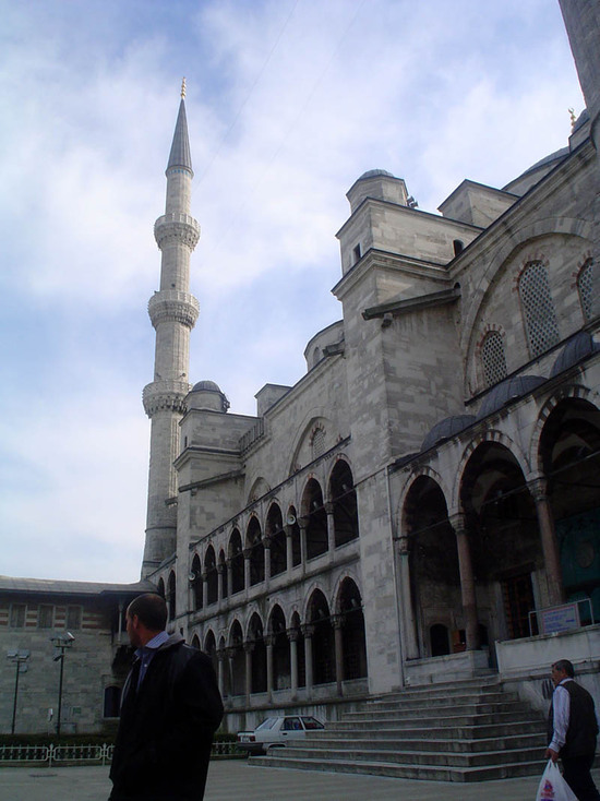 Вид со двора на мечеть Султа-Ахмед джани.