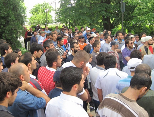 Участники митинга протеста против закрытия мечети в селе Советском. Махачкала, 1 июня 2011 г. Фото "Кавказского узла"