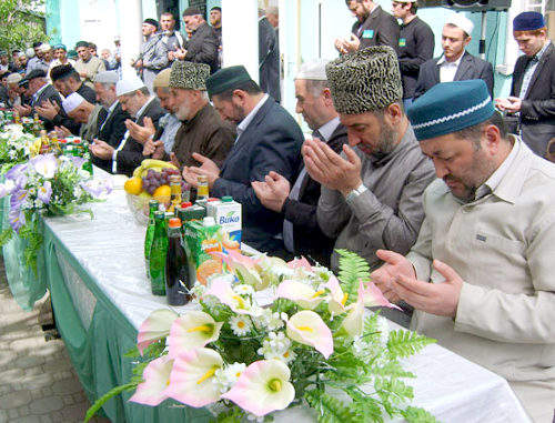 ОБщая молитва по окончании Всероссийского конкурса молодых исламских ученых. Хасавюрт, 19 мая 2011 г. Фото "Кавказского узла"