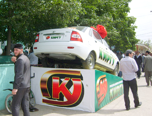 Главный приз конкурса - автомобиль "Лада-Приора". Хасавюрт, 19 мая 2011 г. Фото "Кавказского узла"