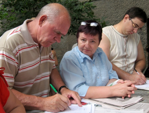 Лидер инициативной группы граждан Валентина Выборнова собирает подписи под обращением к депутатам Астраханской городской думы на собрании жильцов дома № 46, ул. Савушкина, Астрахань, 17 июня 2011 года. 