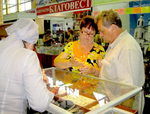 У стенда с ювелирными изделиями. Астрахань, 23 июня 2011 г. Фото "Кавказского узла"