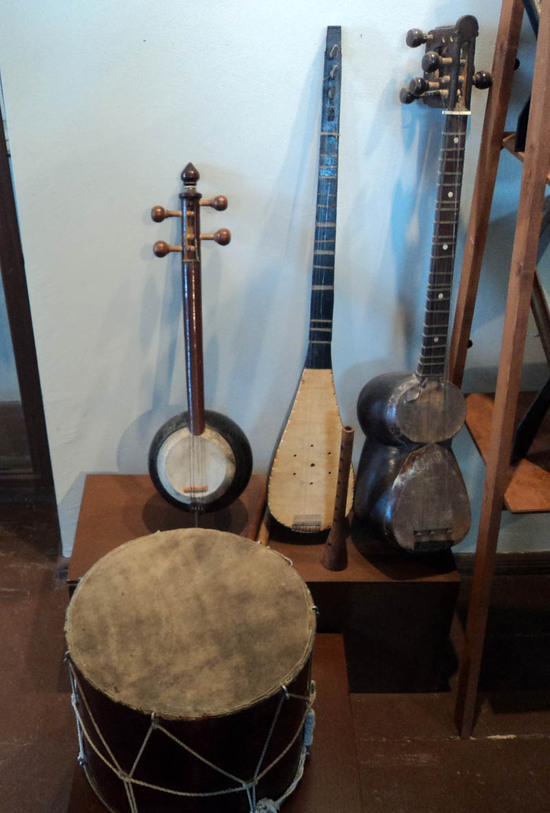 Восточные музыкальные инстременты. Еще во время Союза в Шуши была фабрика по их изготовлению.