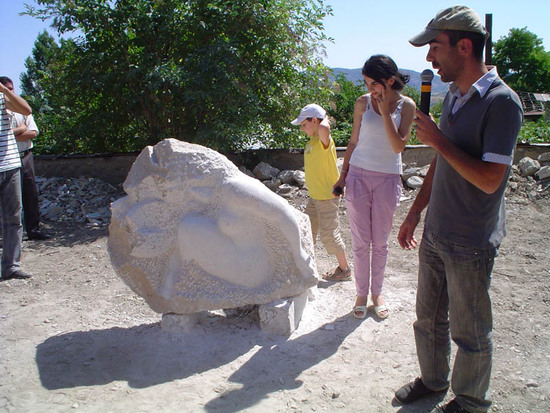 Карабахский скульптор Мигран Акопян со своей работой...