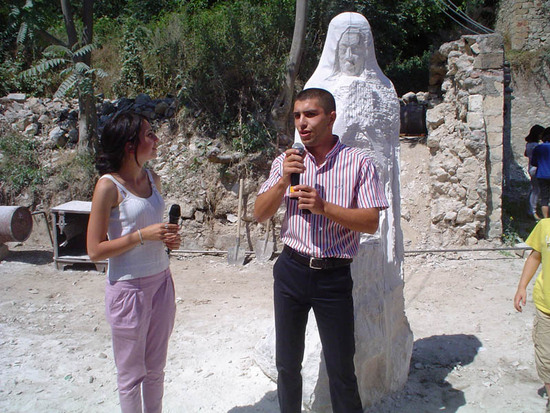 Карабахский скульптор Айк Акопян рядом со своей неоконченной работой.