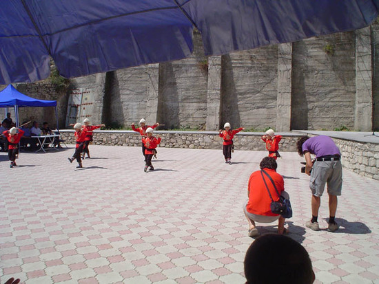 Дети Дома творчества танцуют армянский национальный танец Чабпаны".