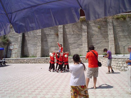 Дети Дома творчества танцуют армянский национальный танец Чабпаны".