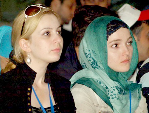 Участники 2-го Кавказского форума российской молодежи "Домбай-2011". Фото: rcnc.ru