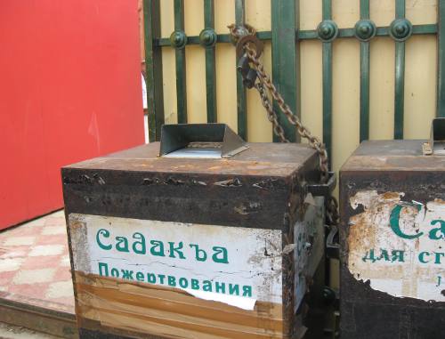 Ящики для пожертвований у ворот Красной мечети. Астрахань, 3 августа 2011 г. Фото "Кавказского узла"