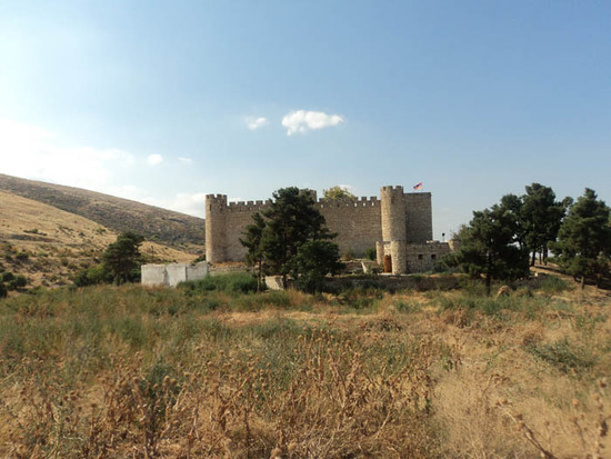 Вид на крепость, где находится музей Тигранакерта.