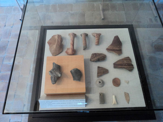 Полихрамовая керамика, ритон и мелкие предметы, I в.до н.э - I в. н.э., из раскопок креплённого квартала.