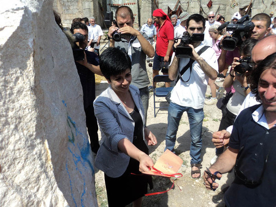 Министр культуры и по делам молодежи НКР г-жа Нарине Агабалян разрезала ленточку с камня (симпозиум в Шуши).