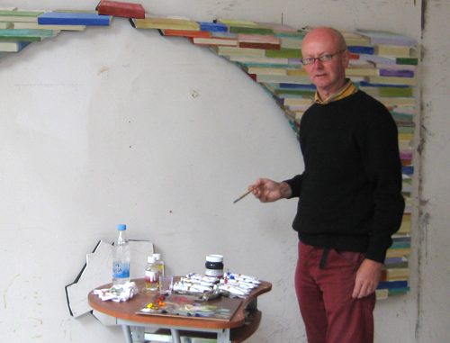 Участник симпозиума "Аланика-2011" художник Том Ритчли работает над новым произведением. Владикавказ, 27 августа 2011 г. Фото "Кавказского узла"