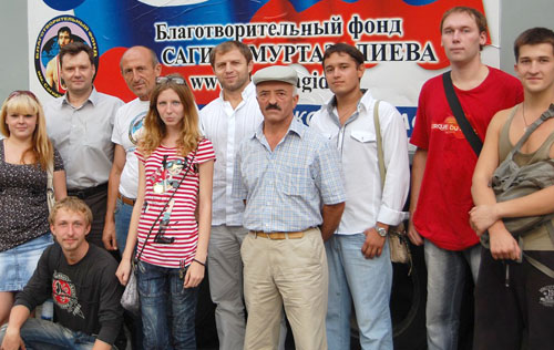 Волонтеры благотворительного фонда им. Сагида Муртазалиева. Махачкала, Дагестан, август 2011 г. Фото "Кавказского узла"