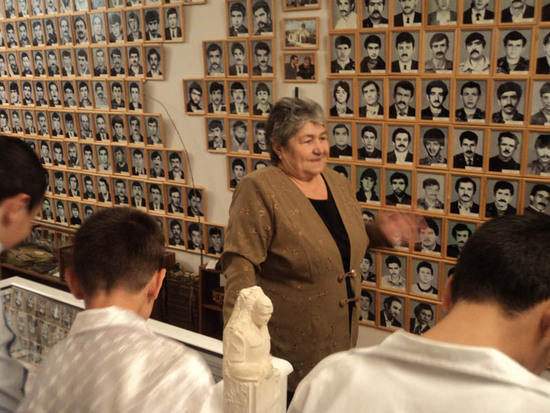Галя Арустамян, директор музея, рассказывает о его создании, о погибших в Карабахской войне школьникам 8-а класса...