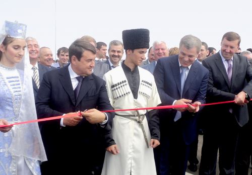 На церемонии открытия автодорожного обхода Нальчика. ленточку разрезают глава МИнтранса РФ Игорь Левитин и глава КБР Арсен Каноков. Кабардино-Балкария, 1 сентября 2011 г. Фото "Кавказского узла"