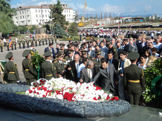 Общественность Нагорного Карабаха пришли почтить память погибшим...