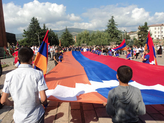 Молодёжь развернула флаг Нагорного Карабаха.