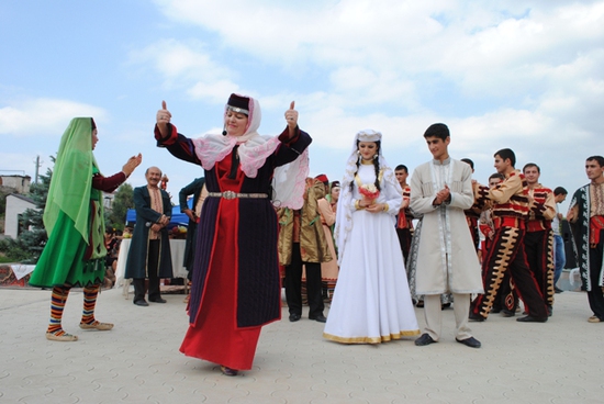 Мюзикл "Карабахская свадьба". Свекровь танцует.