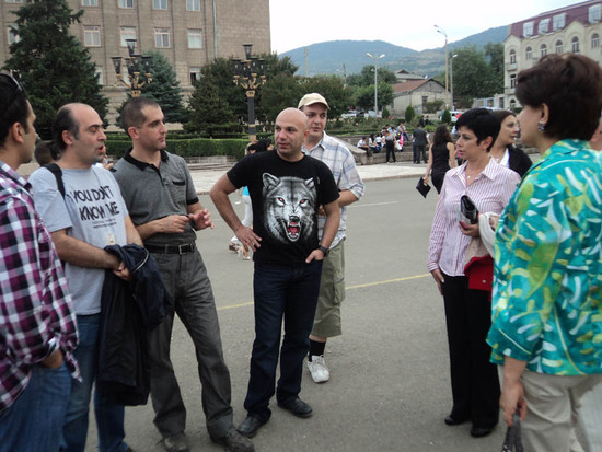 Министр культуры Нарине Агабалян с нашими Ереванскими друзьями. На площади "Свободы".