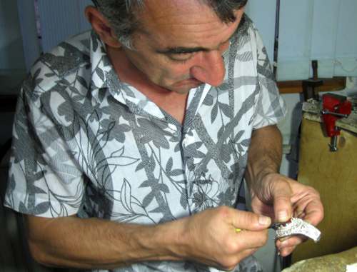 Ильяс Изабакаров закрепляет драгоценный камень на браслете с филигранью. Фото "Кавказского узла"