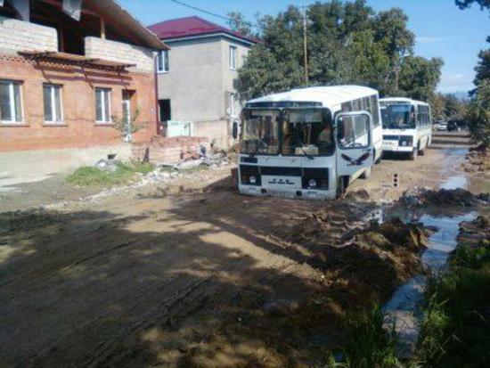 Автобус упал в траншею, вырытую для замены подземных коммуникаций. Цхинвал, 1 сентября 2011 года. Фото очевидца из блога журналиста Алана Цхурбаева на "Кавказском узле".