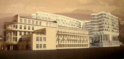 За старым фасадом на месте корпусов 1963 года постройки (справа) возведут 12-этажное здание. Фото "Кавказского узла"
