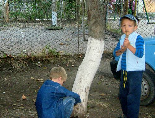 КЧР, г. Черкесск. Дети во дворе девятиэтажного дома по адресу ул.Международная, 85. 6 сентября 2011 г. Фото "Кавказского узла"