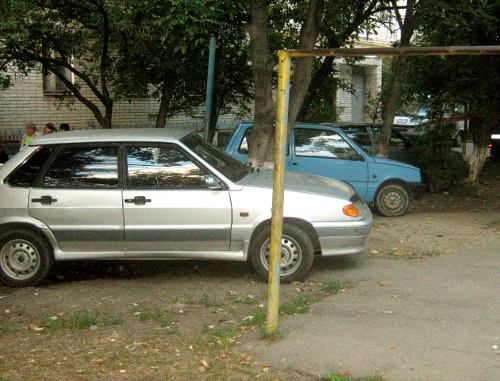КЧР, г. Черкесск. Машины, припаркованные во дворе дома 85 по улице Международной. 6 сентября 2011 г. Фото "Кавказского узла"