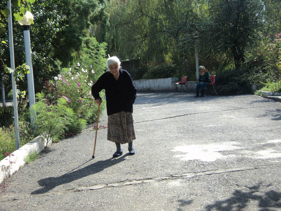 Бабушка Мария на прогулке. 1917 г.р., беженка из Баку, одинокая, есть дети, 9 внуков, но все они поразъехались по дальнему и ближнему зарубежью...