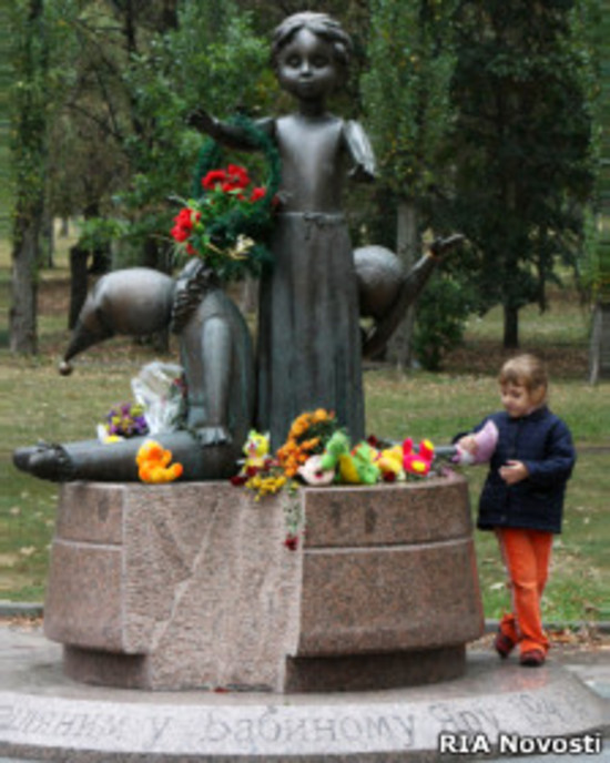 Бабий Яр. Памятник расстрелянным детям.