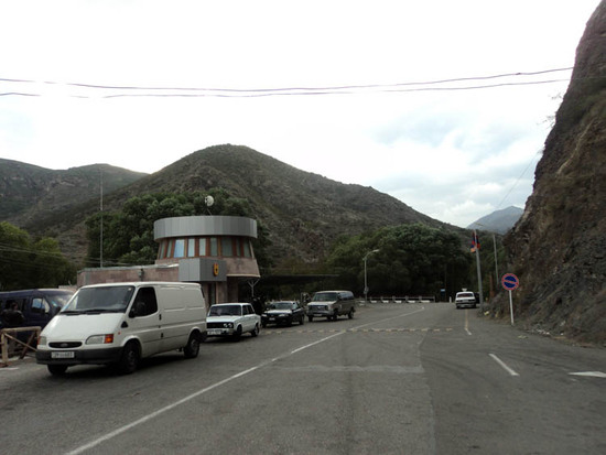 Пост полиции и таможни на границе Карабаха и Армении.
