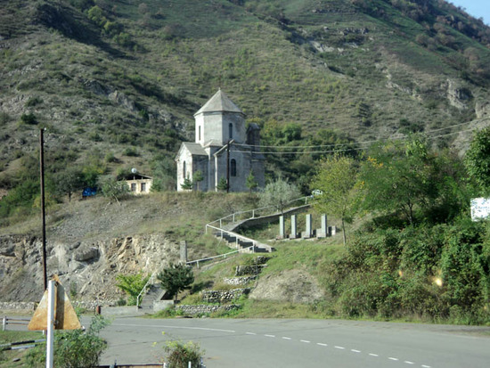 Часовня построена на границе Карабаха и Армении...