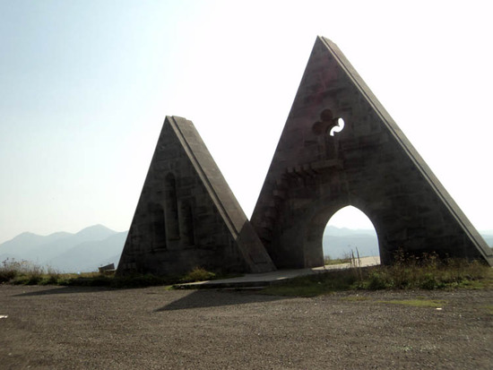 С этого памятника начинается Горисский район Армении. Очень похож на памятник "Дед и Баба".