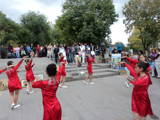Девочки из Сисианского дома культуры исполняют старый армяниский народный танец.