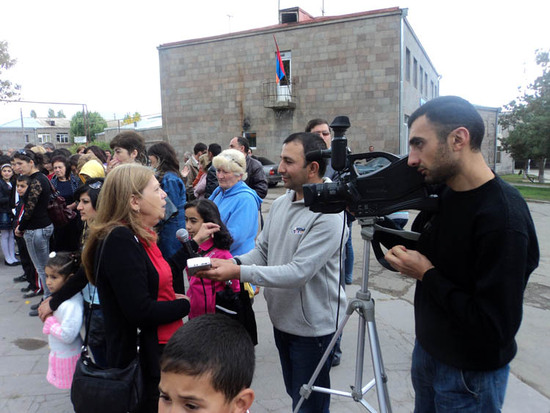 У Натальи берут интервью из Сисианского телевидения.